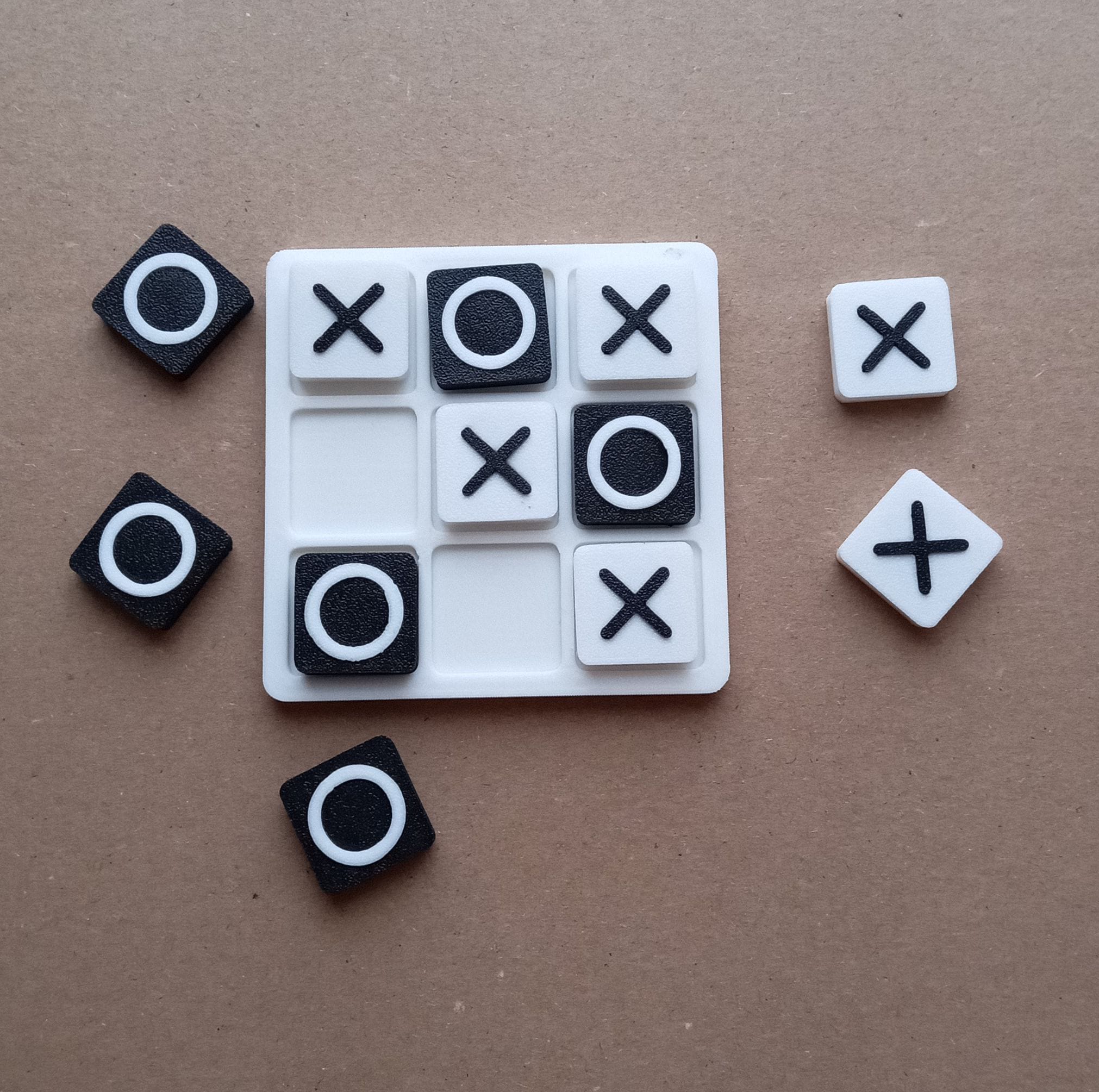 Individuelles TicTacToe-Spiel mit Spielfeld – Farben konfigurierbar